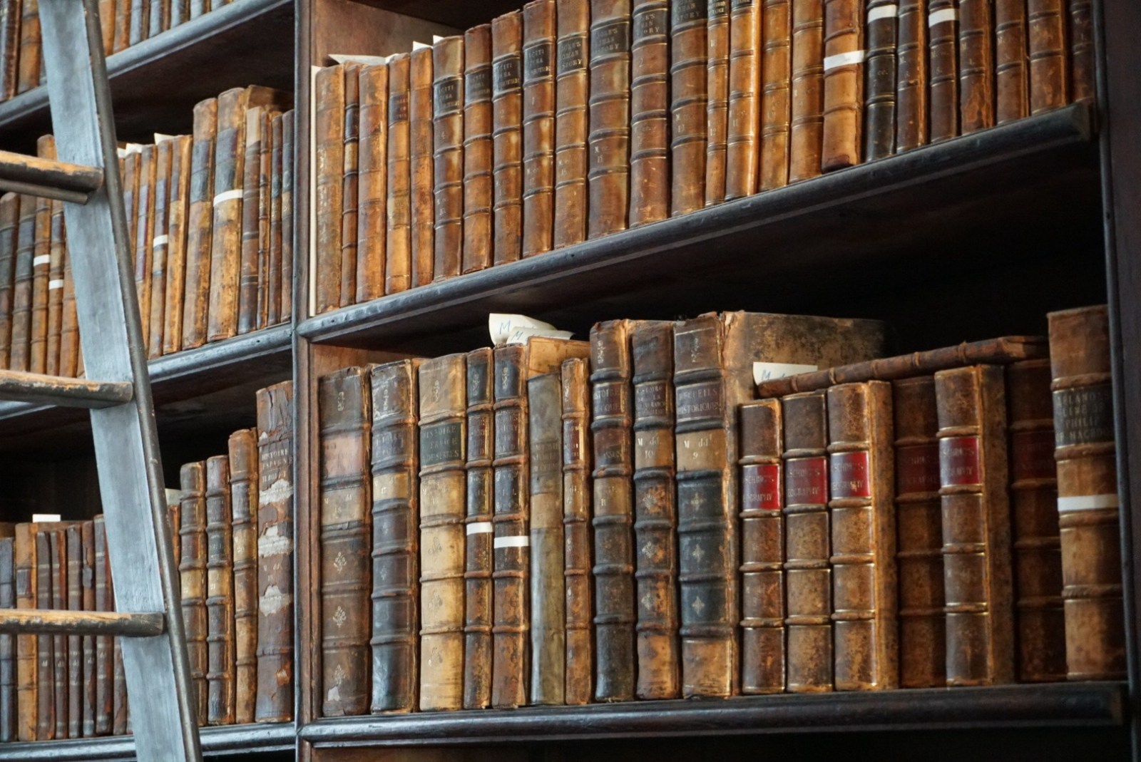 Wikipedia: The Price of Centralized Knowledge